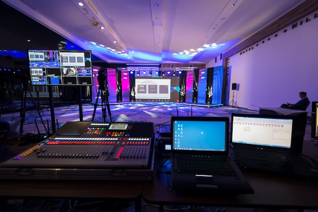 Live-Internet-Streaming einer Geschäftskonferenz, Moderator nimmt per Videokonferenz an einem Seminar im leeren Kongresszentrum teil. Online-Webinar oder Seminar über soziale Netzwerke, übertragen in neuem Format