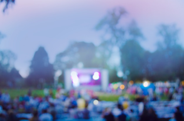 Foto live-konzertveranstaltung im garten. abstraktes nachtlicht bokeh festival im freien