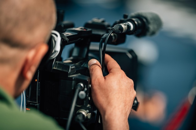 Live-Streaming-Kamera bei einer Pressekonferenz