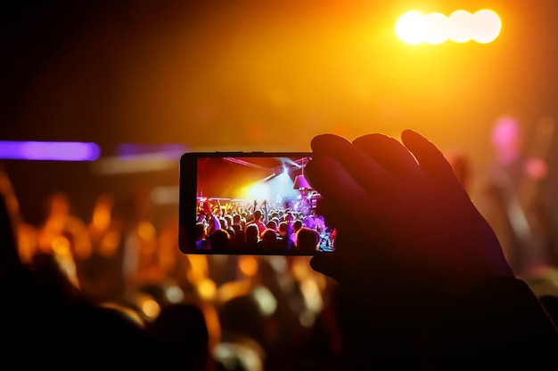 Foto live-übertragung des konzerts per handy