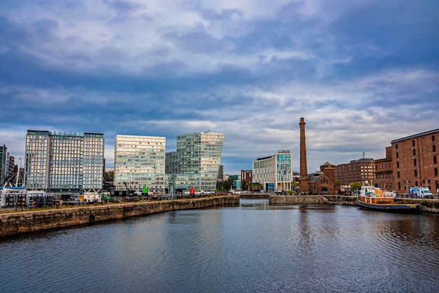 Liverpool, England. 30. September 2021. Fluss Mersey mit Damm und modernen Stadtgebäuden gegen bewölktem Himmel