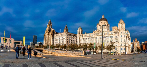 Liverpool, England. 30. September 2021. 'The Three Graces' Teil von Liverpool Maritime Mercantile City. Links das Royal Liver Building, in der Mitte das Cunard Building