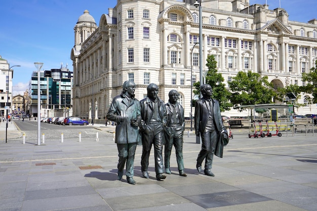 LIVERPOOL Reino Unido 14 2022 de julio la estatua de los Beatles en Liverpool Inglaterra Reino Unido