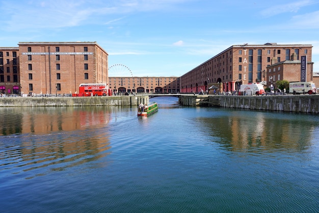 LIVERPOOL UK 14 DE JULHO DE 2022 Albert Dock com o Merseyside Maritime Museum a história dos Beatles e o Tate Liverpool