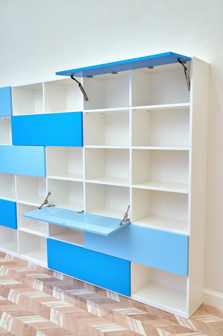 Foto livraria branca moderna com prateleiras vazias e portas azuis abertas