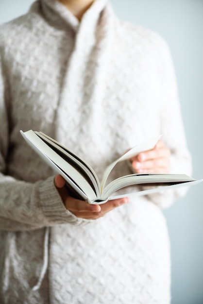 Livro aberto da rapariga leitura. conceito de estilo de vida e escola