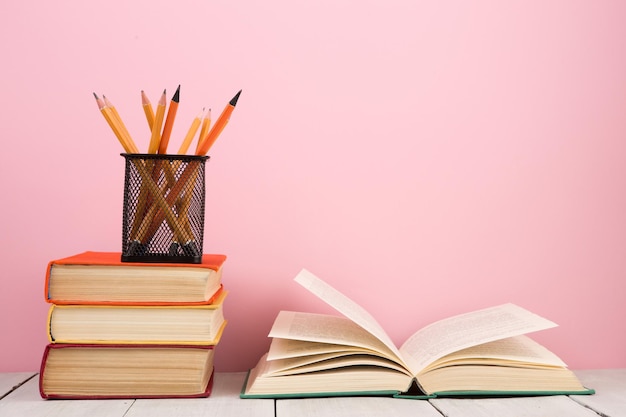 Livro aberto do conceito da educação e da sabedoria no fundo da cor da mesa de madeira