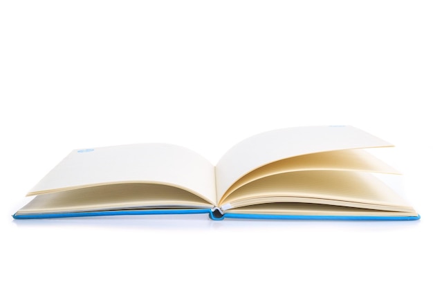 Livro aberto em fundo branco