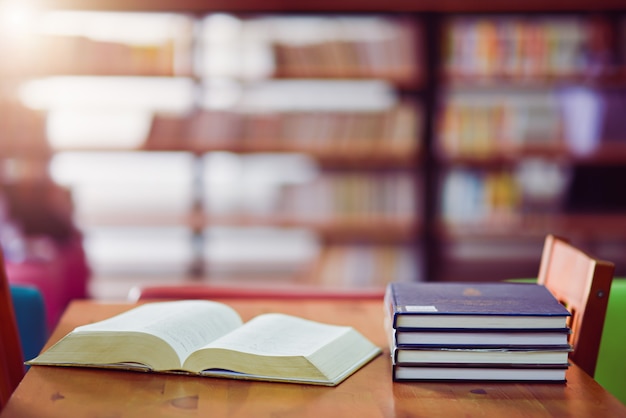 Livro aberto na mesa da biblioteca