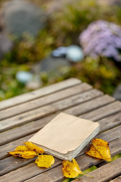 Foto livro antigo sobre uma mesa no jardim no outono