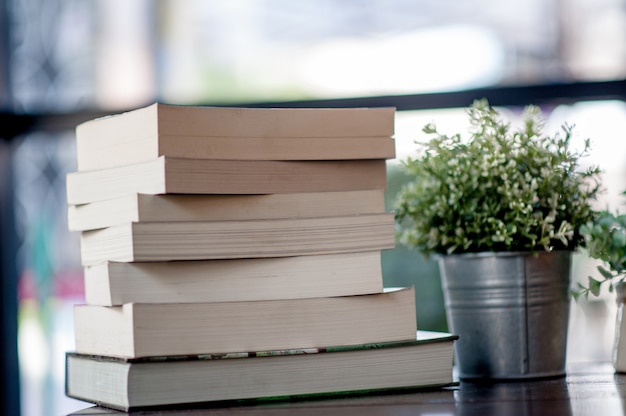 Livro colocado na mesa Muitos livros