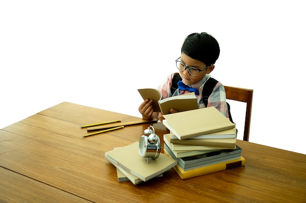 Livro considerável asiático do assento e de leitura do menino. conceito de educação.