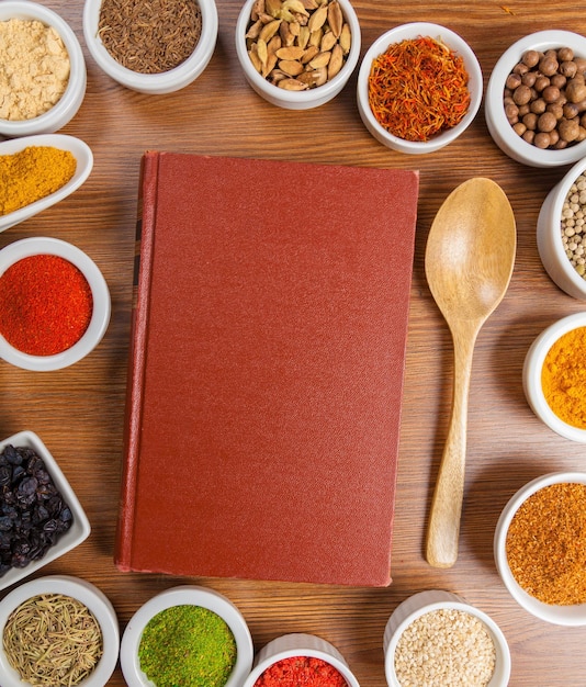 Livro de comida cozinhar cozinheiro indiano closeup livro de receitas
