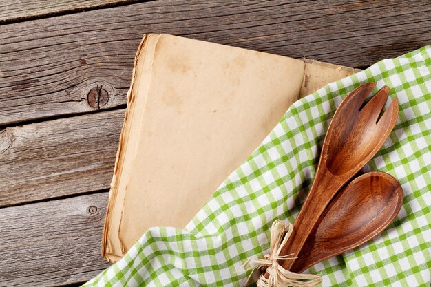 Livro de culinária vintage em branco e utensílios