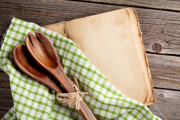 Livro de culinária vintage em branco e utensílios