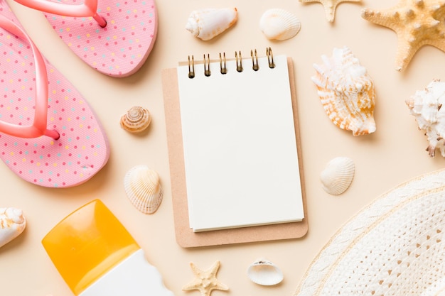 Livro de escrita em branco com acessórios de praia de verão no espaço de cópia de fundo Postura plana com espaço de cópia