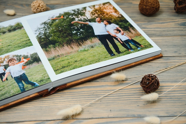 Livro de fotos de madeira de luxo na superfície natural. álbum de fotos de memórias de família.