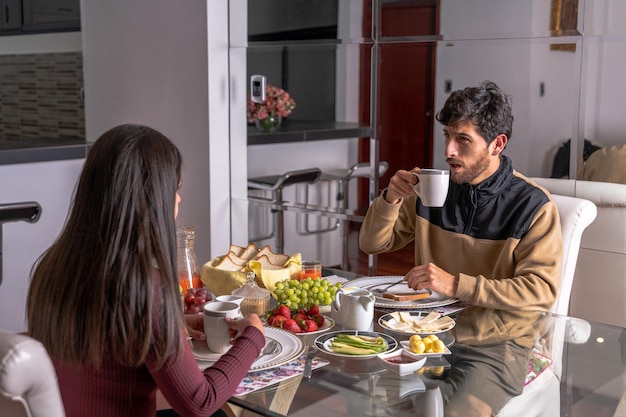 livro de fotos de turistas latinos tomando café da manhã em um hotel