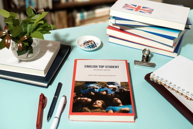 Foto livro de inglês descansando na mesa do espaço de trabalho