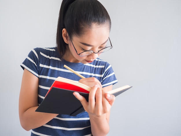 Livro de leitura asiático da mulher e pensamento para idéias.