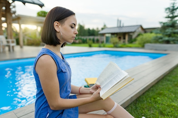 Livro de leitura bonito menina estudante