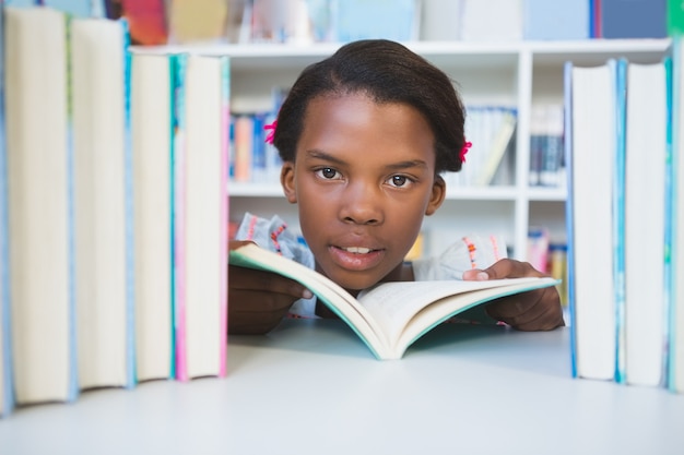 Livro de leitura colegial na biblioteca