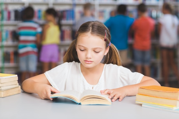 Livro de leitura colegial na biblioteca