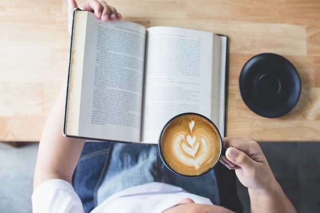 livro de leitura com café