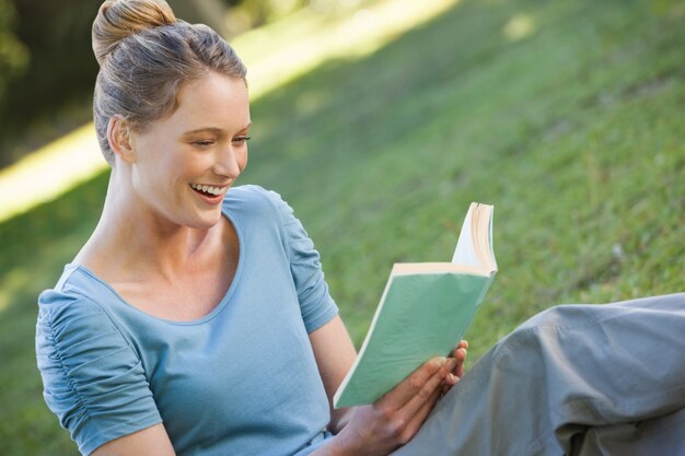 Livro de leitura da mulher no parque