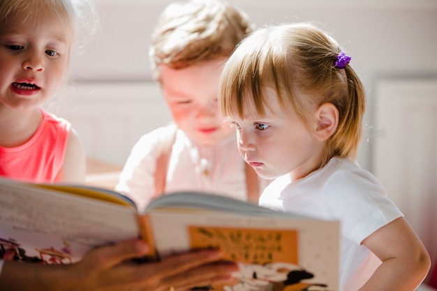 Livro de leitura de crianças pequenas em pré-escola