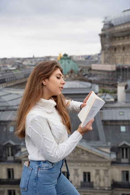 Livro de leitura de garota de tiro médio