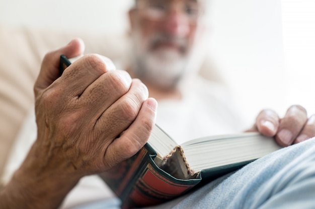 Livro de leitura de homem árabe sênior