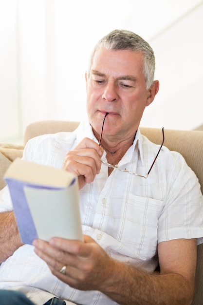 Livro de leitura de homem concentrado