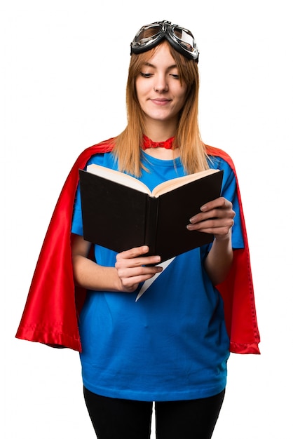 Livro de leitura de menina muito super-herói