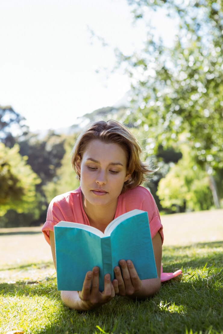 Foto livro de leitura de mulher bonita no parque