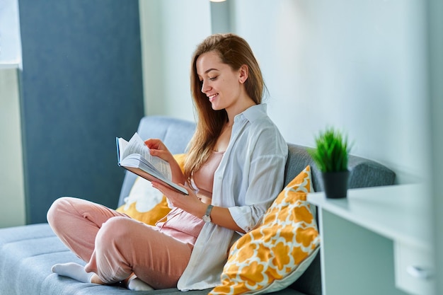 Livro de leitura de mulher jovem feliz