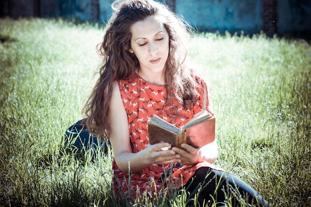 livro de leitura de mulher vintage hipster oriental