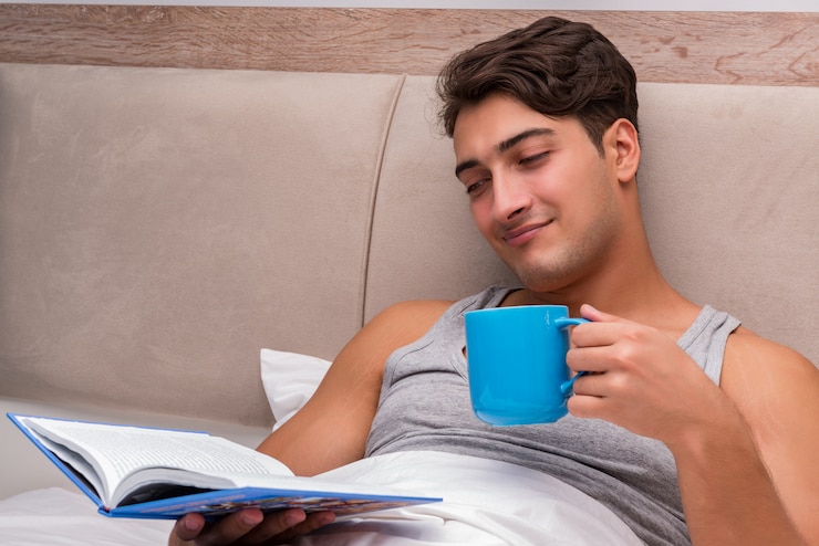 Foto livro de leitura do homem na cama