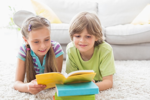 Livro de leitura dos irmãos, deitado no tapete