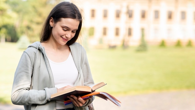 Foto livro de leitura elegante jovem estudante