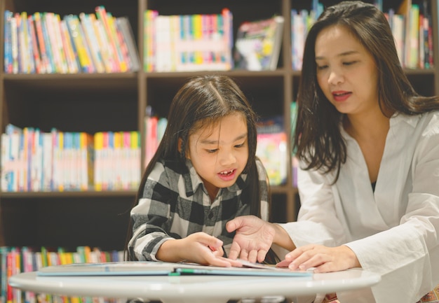 Livro de leitura feliz da mãe e da filha junto.