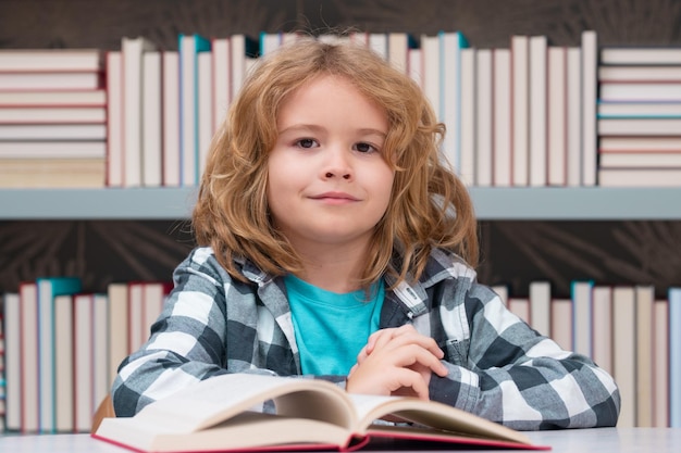 Livro de leitura infantil em uma livraria ou biblioteca