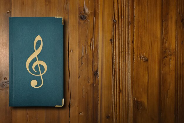 Livro de música em uma mesa de madeira