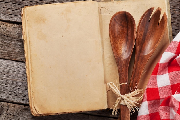 Livro de receitas vintage em branco e utensílios Vista superior com espaço de cópia