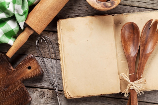 Livro de receitas vintage em branco e utensílios Vista superior com espaço de cópia