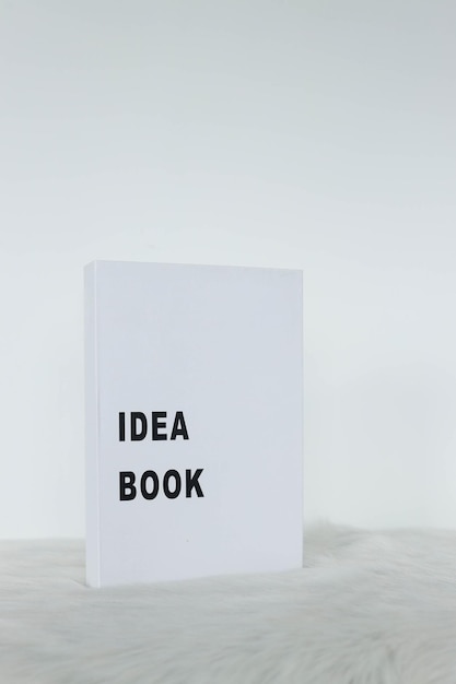 Livro em pé em pano macio sobre fundo branco Dia mundial do livro e conceito de maquete de livro