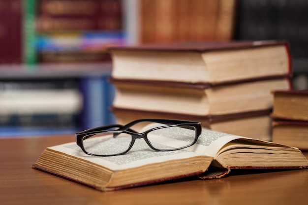Livro estante livros velhos óculos pilha aberta literatura