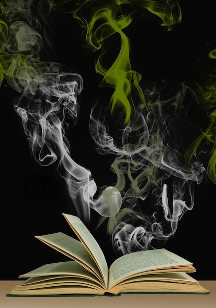 Livro mágico aberto com fumaça mística acima dele