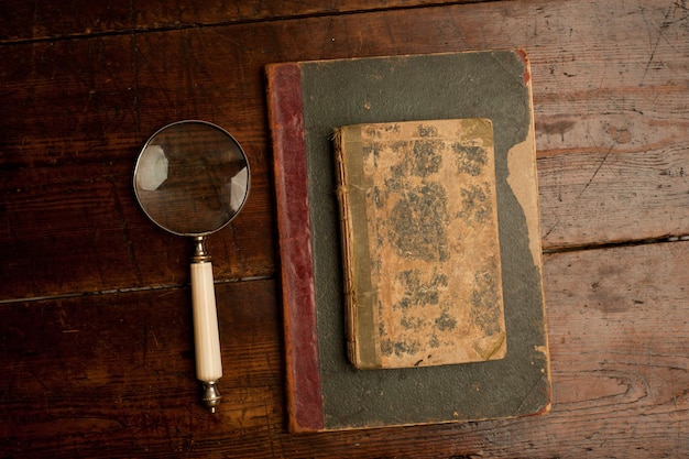 livro vintage com lupa óptica na velha mesa de madeira