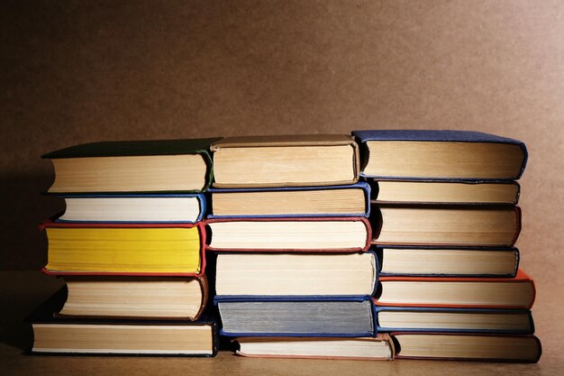 Livros antigos em prateleiras em close-up em fundo de madeira